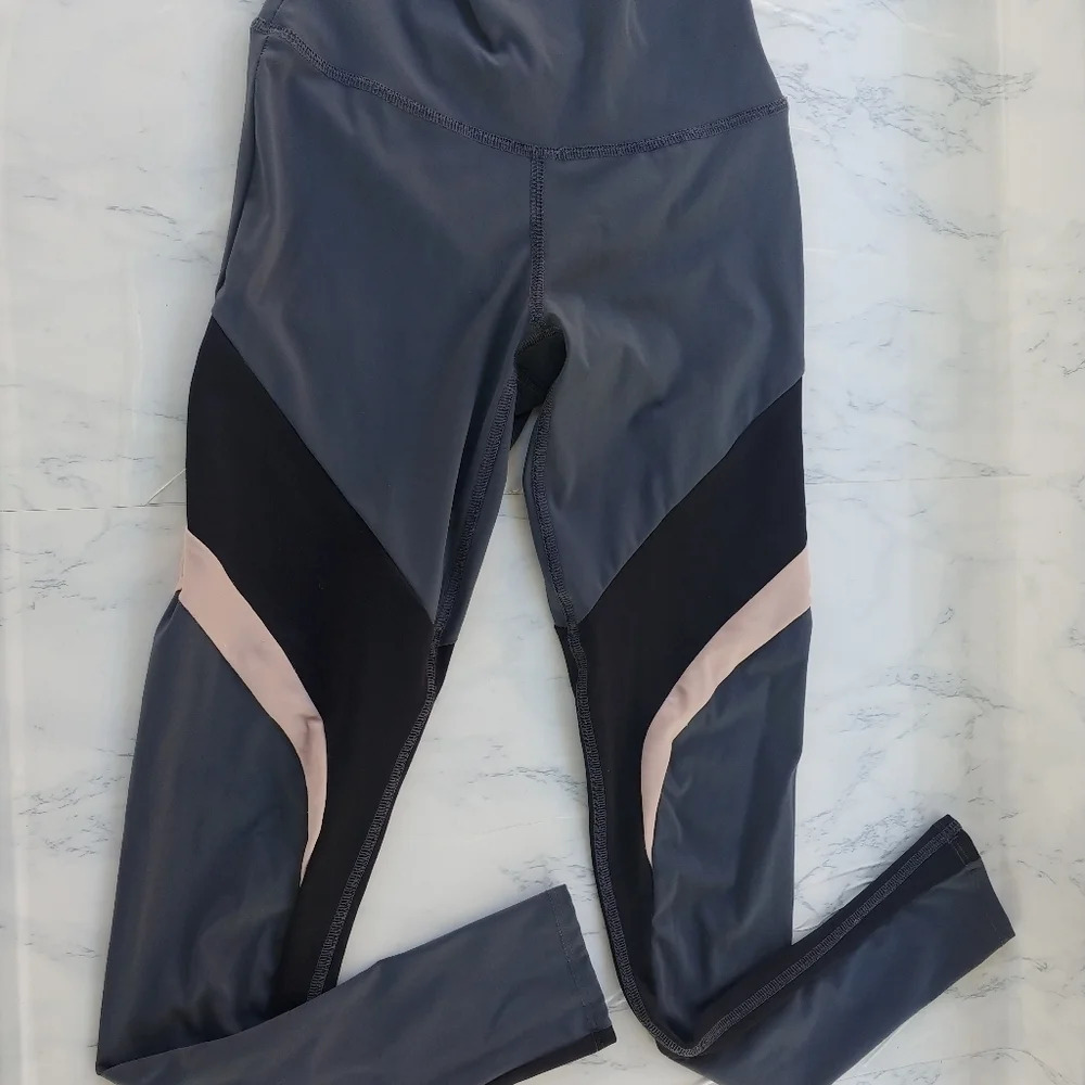 REN Active x REVOLVE Gray Swirl Colorblock S